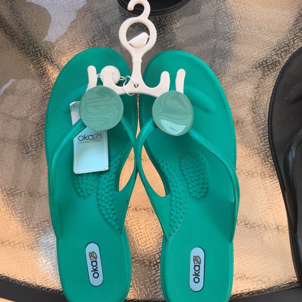 Oka b flip flops EUC Size7-8